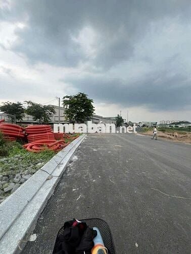 Cần Bán gầp 2 lô đầt liên kề  PĐHT gần bờ kênh  DT 4,2 x16 .giá 5 tỷ 5
