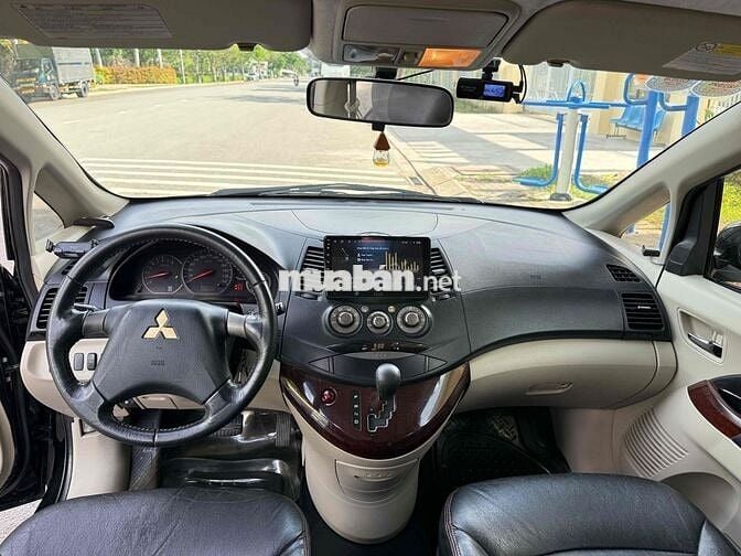 Mitsubishi Grandis 2009 Đen 7 chỗ