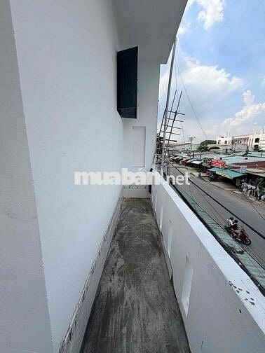 Trống phòng có ban công thoáng mát ngay chợ 434