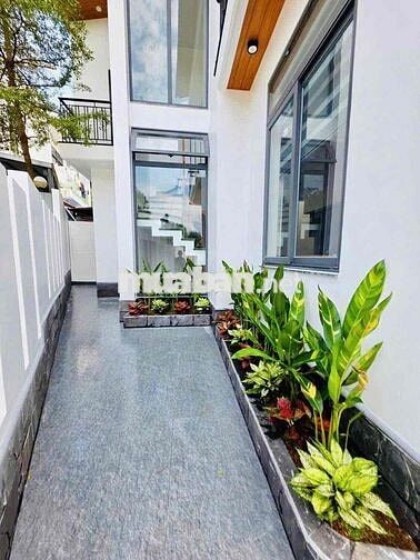 Bán nhà đẹp 2 tầng Thuỷ Xuân 100m2 sân rộng ở ngay