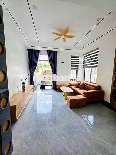 Bán nhà đẹp 2 tầng Thuỷ Xuân 100m2 sân rộng ở ngay