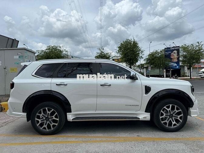 Ford Everest BiTurbo Victor 2024 Trắng 32.000 km