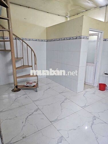 phòng cho thuê rộng có gác suốt, trệt dưới đất xe đẩy vào phòng  được 