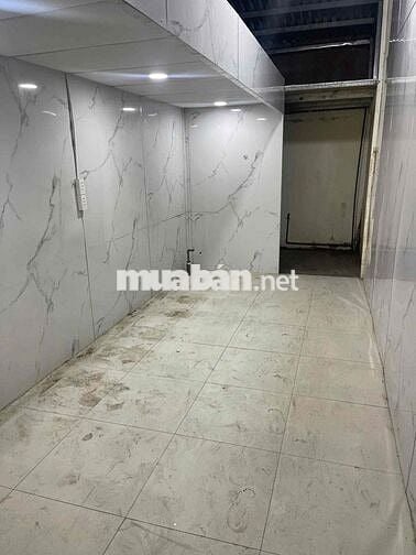Cho thuê nhà MT Hẽm xe tải Phạm Hùng.  Dt 5x35. Giá 17triệu.  Có điện
