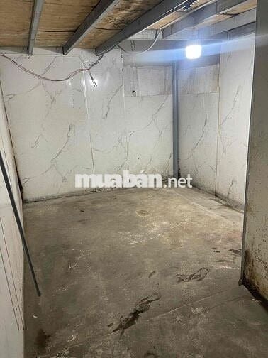 Cho thuê nhà MT Hẽm xe tải Phạm Hùng.  Dt 5x35. Giá 17triệu.  Có điện