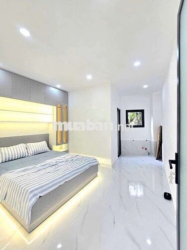 Nhà đẹp tuyệt vời đường trước nhà 6 m gần quận 4