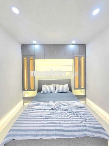 Nhà đẹp tuyệt vời đường trước nhà 6 m gần quận 4