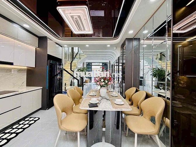 Nhà 5 tầng mới xây gần ngã tư ga, có sân ô tô, 4PN và phòng thờ