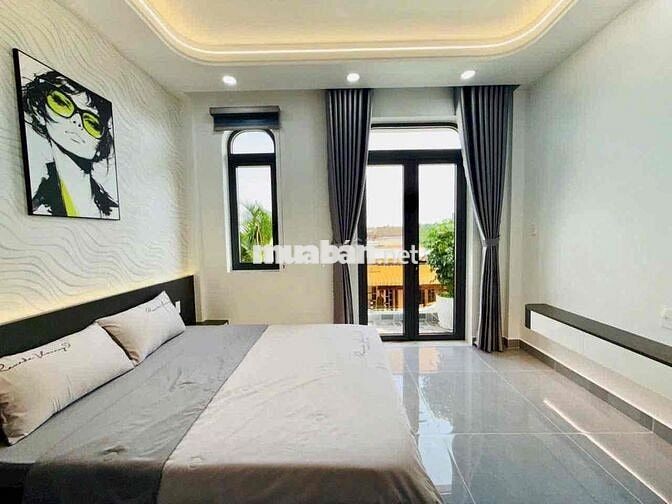 Nhà 5 tầng mới xây gần ngã tư ga, có sân ô tô, 4PN và phòng thờ