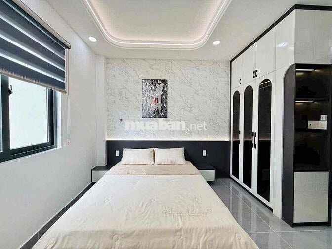 Nhà 5 tầng mới xây gần ngã tư ga, có sân ô tô, 4PN và phòng thờ
