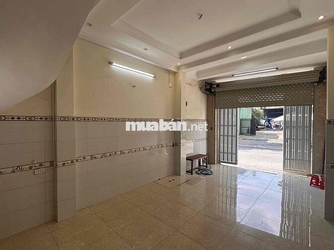 Nhà Mặt Tiền KD - 3 Tầng - 4 Phòng Ngủ - Ngay Chợ Đông Quang - xe Hơi