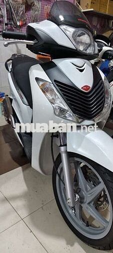 Honda SH Ý Trắng Xăng