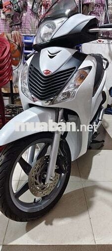 Honda SH Ý Trắng Xăng