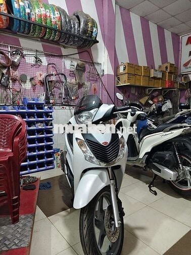 Honda SH Ý Trắng Xăng