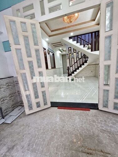 Gia đình cần bán nhà cấp 3 pháp lý đầy đủ trong khu nhà lầu
