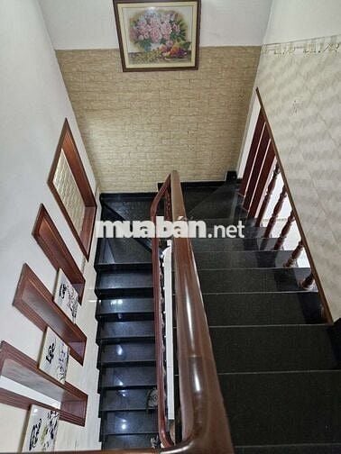 Gia đình cần bán nhà cấp 3 pháp lý đầy đủ trong khu nhà lầu