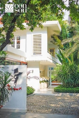 Nhân viên bưng bê món ăn tại nhà hàng
