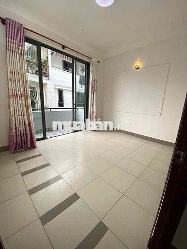 Phòng ban công Phú Nhuận (gần Bình Thạnh)