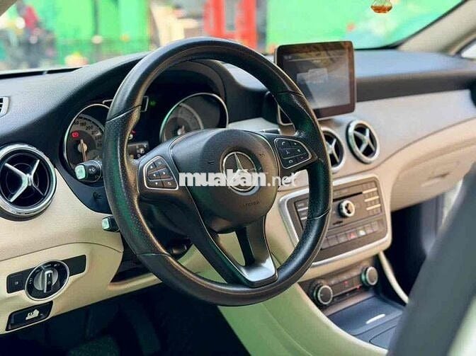 Mercedes-Benz GLA200 2016 Trắng Tự động 7 cấp