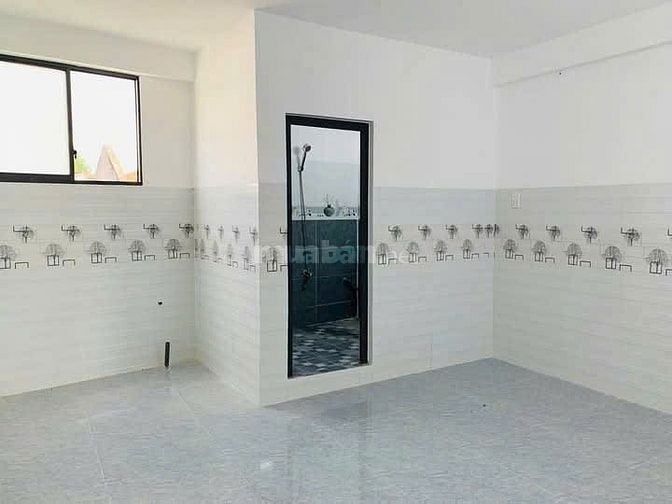 Cho thuê nhà mới xây 1 trệt 1 lầu  2 PN. Giá 4tr5, sát chợ Chánh Lưu