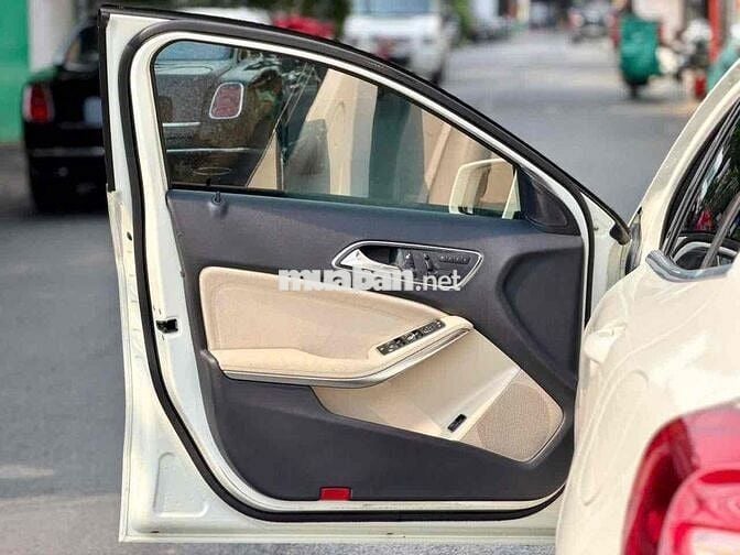 Mercedes-Benz GLA200 2016 Trắng Tự động 7 cấp