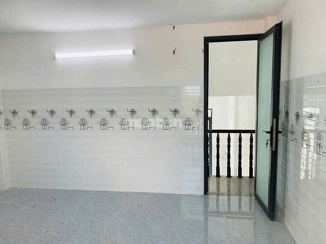Cho thuê nhà mới xây 1 trệt 1 lầu  2 PN. Giá 4tr5, sát chợ Chánh Lưu
