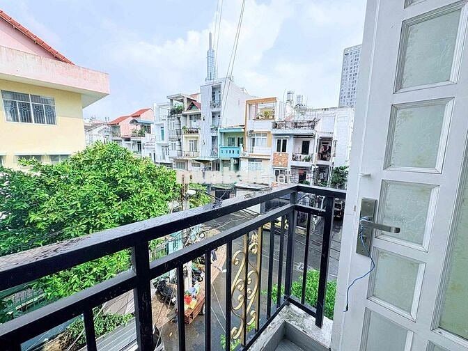 Studio ban công full nt ngay ngã tư hàng xanh tại Nguyễn Văn Thương