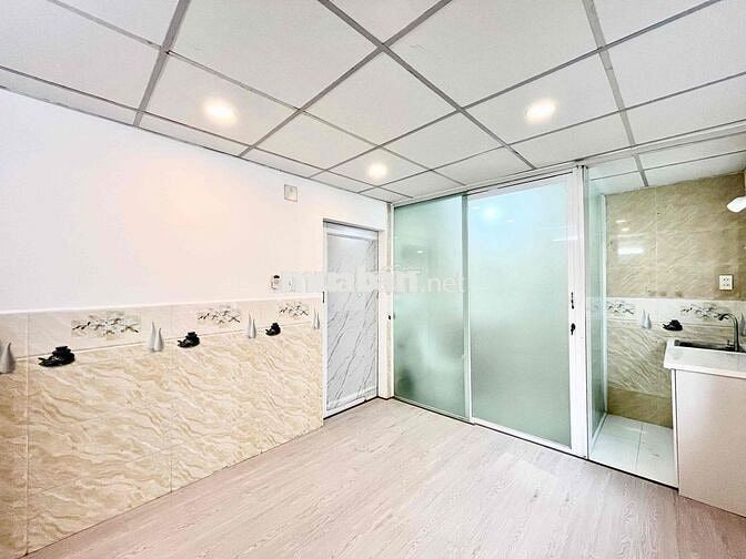 PHỎNG CỬA SỔ TRỜI - CẠNH TRUNG TÂM THƯƠNG MẠI