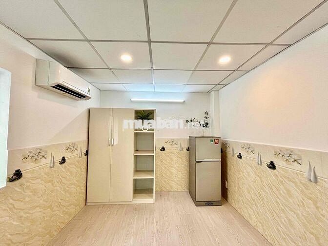 PHỎNG CỬA SỔ TRỜI - CẠNH TRUNG TÂM THƯƠNG MẠI