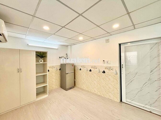 PHỎNG CỬA SỔ TRỜI - CẠNH TRUNG TÂM THƯƠNG MẠI