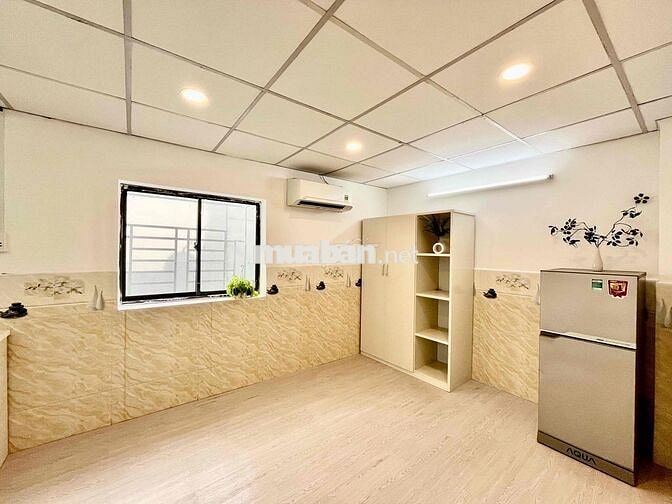 PHỎNG CỬA SỔ TRỜI - CẠNH TRUNG TÂM THƯƠNG MẠI