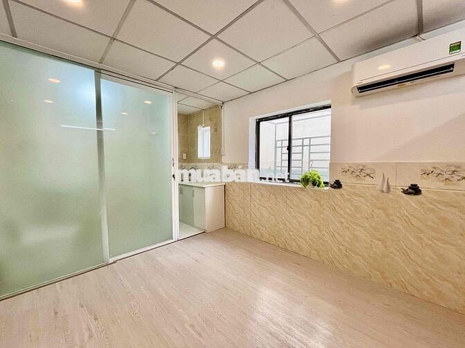 PHỎNG CỬA SỔ TRỜI - CẠNH TRUNG TÂM THƯƠNG MẠI