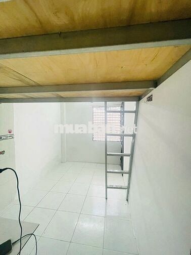 Duplex cửa sổ trời thoáng mát có kệ bếp giá rẻ gác cao ko đụng đầu