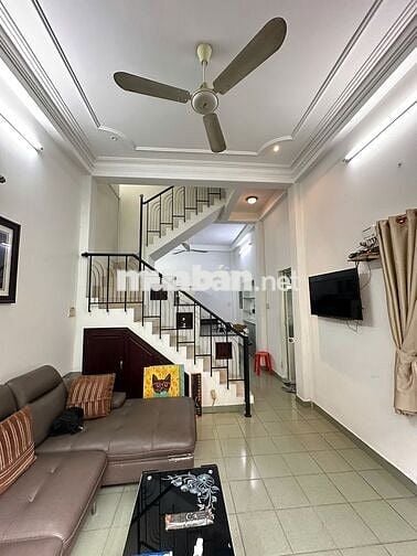 Cho thuê nhà Hẻm 876 CMT8- (5.85 x 11m ) 3 Tầng - 4PN - Chỉ 18tr TL