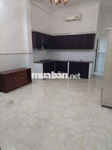 Phòng cửa sổ ,nội thất mới ,kệ bếp