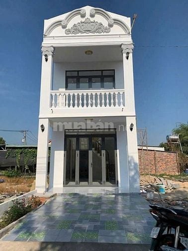 Cho thuê nhà mới xây 1 trệt 1 lầu  2 PN. Giá 4tr5, sát chợ Chánh Lưu