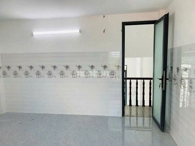 Cho thuê nhà mới xây 1 trệt 1 lầu  2 PN. Giá 4tr5, sát chợ Chánh Lưu