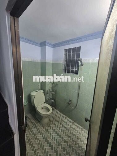 CHO THUÊ NHÀ HẺM 3 GÁC. 1 TRỆT 1 LỦNG 1 LẦU, DT 5×8 CÓ 2PN,3WC