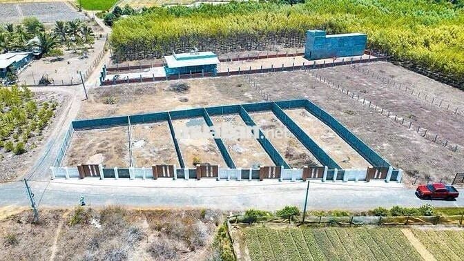 ngộp bank cho anh chị thích săn hàng ngộp dt 379m2 có sẵn 160m thổ cư
