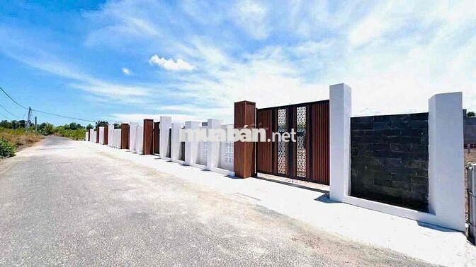 ngộp bank cho anh chị thích săn hàng ngộp dt 379m2 có sẵn 160m thổ cư