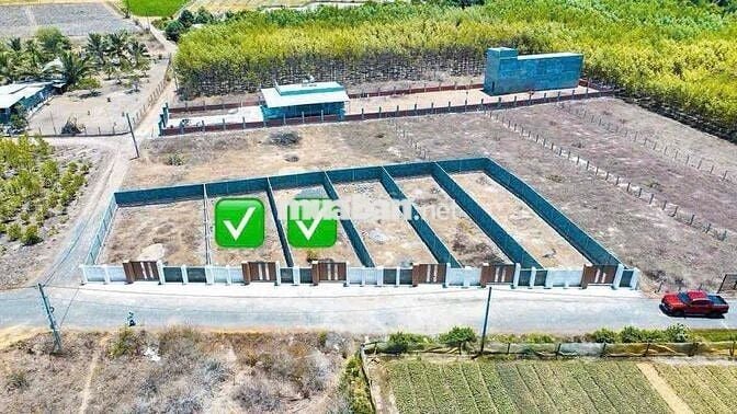ngộp bank cho anh chị thích săn hàng ngộp dt 379m2 có sẵn 160m thổ cư