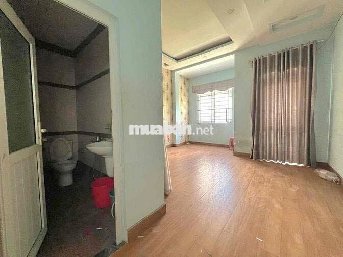 cho thuê nhà 2 lầu gần Trường Tô Ngọc Vân dt 4,5x15m sân ô tô