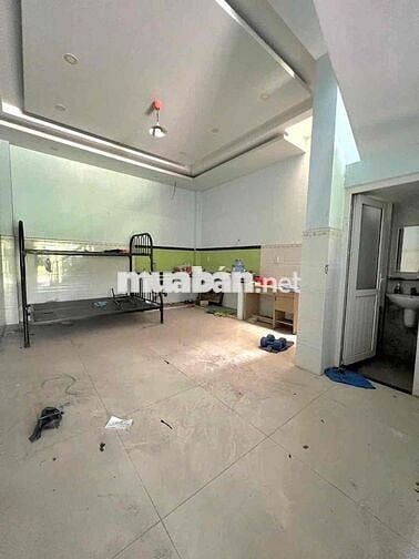 cho thuê nhà 2 lầu gần Trường Tô Ngọc Vân dt 4,5x15m sân ô tô
