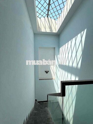 cho thuê nhà 2 lầu gần Trường Tô Ngọc Vân dt 4,5x15m sân ô tô