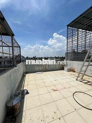 cho thuê nhà 2 lầu gần Trường Tô Ngọc Vân dt 4,5x15m sân ô tô