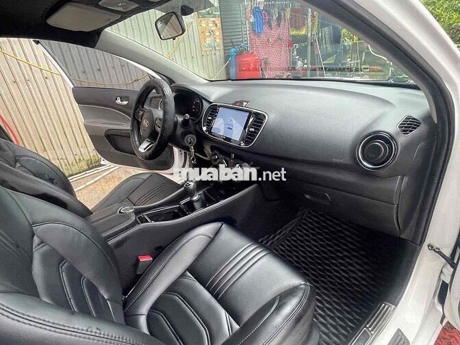 Kia Soluto Deluxe Trắng Số sàn Xăng 5 chỗ