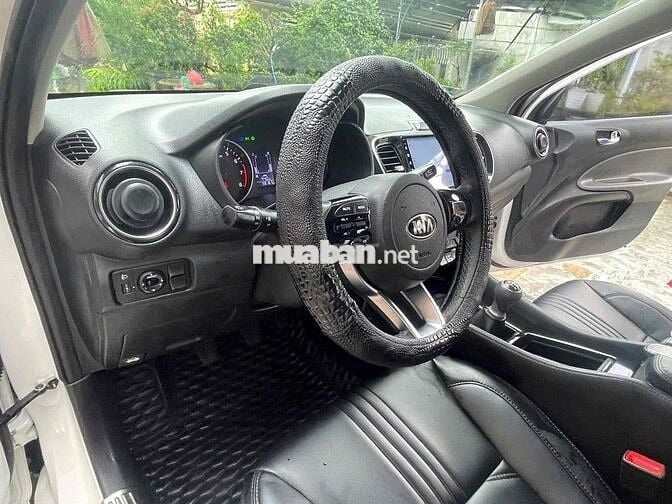 Kia Soluto Deluxe Trắng Số sàn Xăng 5 chỗ