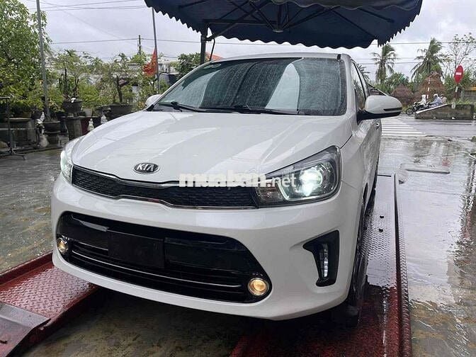 Kia Soluto Deluxe Trắng Số sàn Xăng 5 chỗ