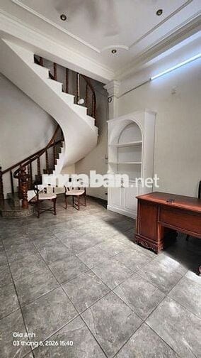 Cho thuê mặt bằng 40m2 Nguyễn Hữu Cảnh - Có sẵn bàn ghế VP - Đậu Ô tô