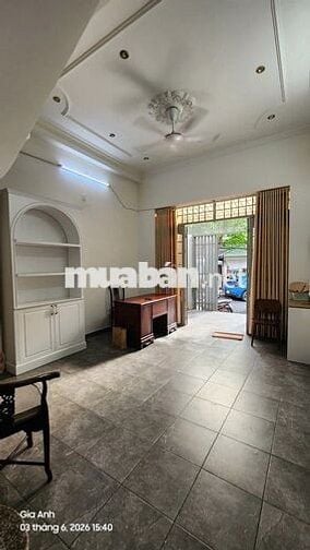 Cho thuê mặt bằng 40m2 Nguyễn Hữu Cảnh - Có sẵn bàn ghế VP - Đậu Ô tô